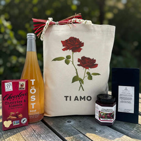 ti amo gift with chocolate bar, sparkling juice, jam and cocoa